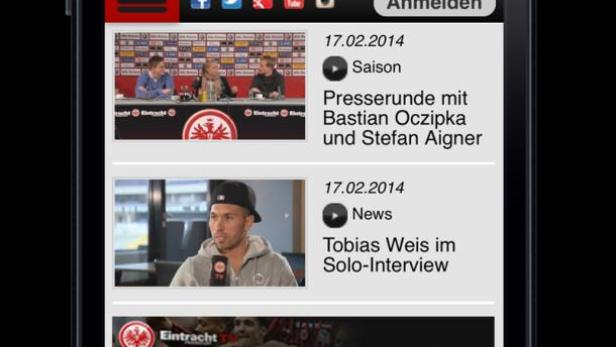 Ein iPhone zeigt die mobile Website von Eintracht Frankfurt.