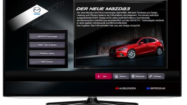 Ein Fernseher zeigt Informationen über den neuen Mazda3 und seine Eigenschaften.
