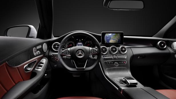 Innenansicht eines Mercedes-Benz mit roter Lederausstattung und Navigationssystem.