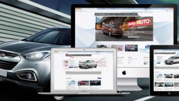 Ein Hyundai ix35 neben einem Laptop, einem Bildschirm und einem Tablet, die eine Autowebseite zeigen.