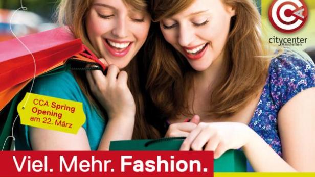 Zwei junge Frauen freuen sich über ihre Einkäufe im Citycenter Amstetten.