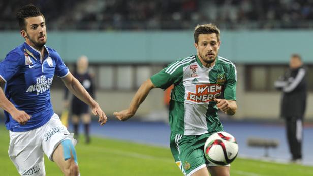 Zwei Fußballspieler während eines Spiels auf dem Rasen.