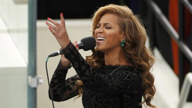 Beyonce sings the National Anthem during inauguration ceremonies held for U.S. President Barack Obama in Washington, January 21, 2013. REUTERS/Kevin Lamarque (UNITED STATES - Tags: POLITICS ENTERTAINMENT)
