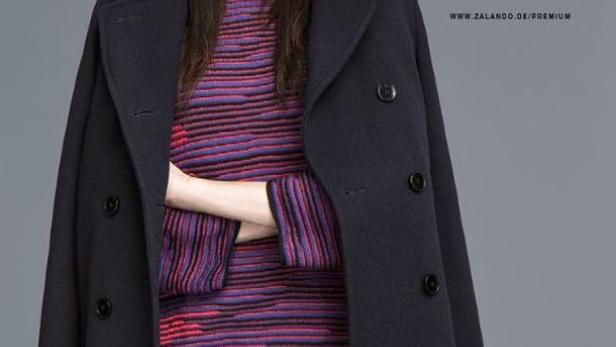 Eine Frau präsentiert Mode aus der Herbst-/Winterkollektion 2013-14 von Zalando.
