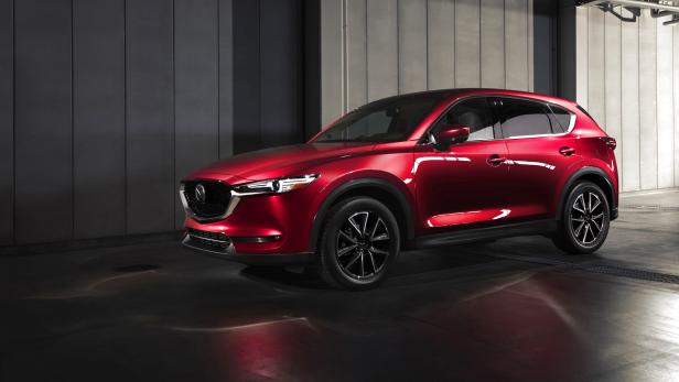 Ein roter Mazda CX-5 steht in einer Garage.