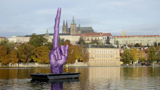 Den Mittelfinger in Richtung Prager Burg und Präsident: Skulptur von David Cerny auf der Moldau