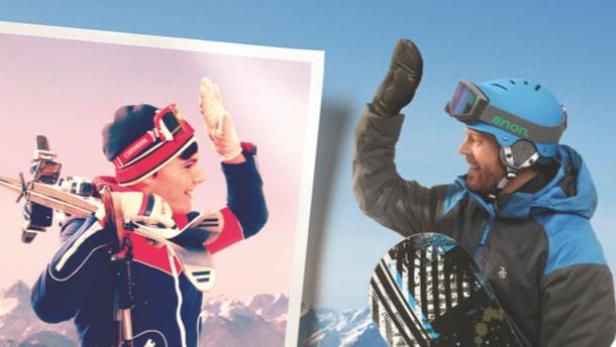 Ein Skifahrer und ein Snowboarder vor einer Bergkulisse im Mostviertel.