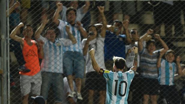 Lionel Messi jubelt mit den Fans im argentinischen Nationaltrikot.