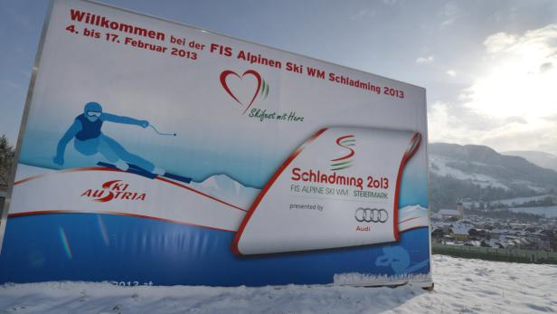 APA10971586 - 14012013 - SCHLADMING - ÖSTERREICH: ZU APA-TEXT CI - VORBERICHTERSTATTUNG ALPINE SKI -WM SCHLADMING 2013 - Ein WM-Plakat am Montag, 14. Jänner 2013 in Schladming. Vom 4.-17. Februar 2013 finden in Schladming die Alpinen Ski-Weltmeisterschaften statt. APA-FOTO: BARBARA GINDL