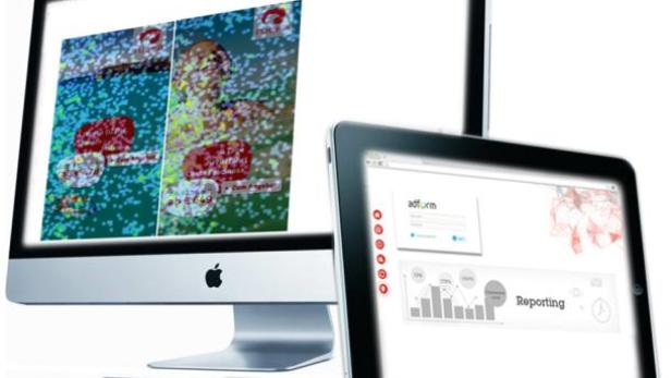 Ein iMac und ein iPad zeigen Webseiten mit Grafiken und Texten.