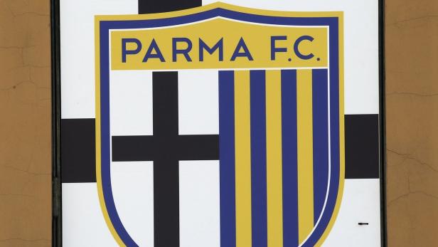 Das Logo des Fußballvereins Parma Calcio 1913 mit einem Schild und blau-gelben Streifen.