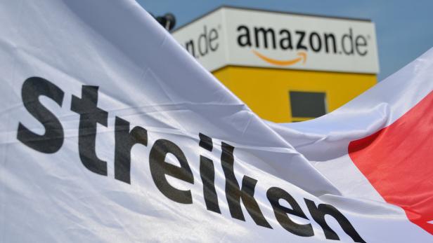 Eine „Streiken“-Flagge vor einem Amazon-Gebäude.