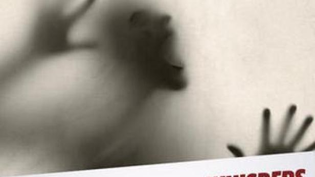 Ein verschwommenes Gesicht und Hände hinter einer Milchglasscheibe, dargestellt auf dem „Horror Channel Night Terror“-App-Bildschirm.
