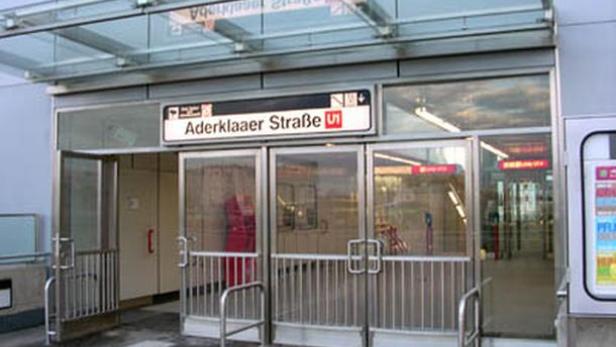 Der Eingang zur U-Bahn-Station Aderklaaer Straße in Wien.
