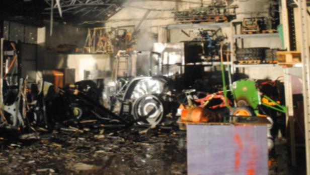 Die Scheune wurde durch das Feuer schwer beschädigt. Ein Traktor brannte zur Gänze aus. Die Höhe des Schadens war vorerst noch nicht bekannt