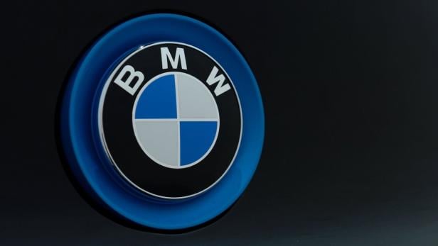 Das runde, blau-weiße Markenzeichen vom Autohersteller BMW