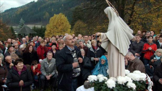 &quot;Am Schauplatz&quot;, &quot;Wunder gibt es immer wieder.&quot; Die Jungfrau Maria ist 1,65m groß, ungefähr 25 Jahre alt und so schön, dass man sie mit Worten nicht beschreiben kann. Das behauptet zumindest der katholische Seher Salvatore, der sie alle paar Monate am Himmel über der Kärntner Gemeinde Bad St. Leonhard schweben sieht. Hunderte Gläubige sind jedes Mal mit dabei und beten voll Andacht und Verzückung. Und das, obwohl die Amtskirche diese Erscheinung als Humbug betrachtet und sogar vor ihr warnt. Alfred Schwarzenberger hat für seine Reportage &quot;Wunder gibt es immer wieder&quot; eine ganze Reihe von Menschen getroffen, denen die Muttergottes regelmäßig erscheint. Manche beschwören himmlische Schutzengel durch Gebete, andere schneidern Deckchen mit angeblich ungeahnten Heilkräften oder behaupten, Gott fotografiert zu haben.Im Bild: Seher Salvatore Caputa während seiner Marienerscheinung. SENDUNG: ORF2 - DO - 24.01.2013 - 21:05 UHR. - Veroeffentlichung fuer Pressezwecke honorarfrei ausschliesslich im Zusammenhang mit oben genannter Sendung oder Veranstaltung des ORF bei Urhebernennung. Foto: ORF. Anderweitige Verwendung honorarpflichtig und nur nach schriftlicher Genehmigung der ORF-Fotoredaktion. Copyright: ORF, Wuerzburggasse 30, A-1136 Wien, Tel. +43-(0)1-87878-13606