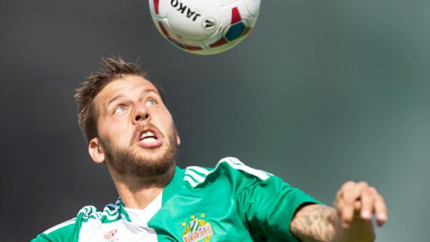 Ein Fußballspieler köpft einen Ball.