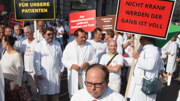 Wieder streikbereit: Wiens Ärztevertreter Thomas Szekeres (vorne) bei einem Protest im September.