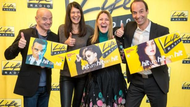 Peter Pleschko (Chefproducer), Christine Frauenhoffer (Marketingleiterin) und Ullrich Jelinek (Programmchef) von Life Radio stehen gemeinsam mit Isabella Kastl (Etat-Managerin Createam; 2.v.r.) hinter dem neuen Sender-Claim. (c: cityfoto - mayr)