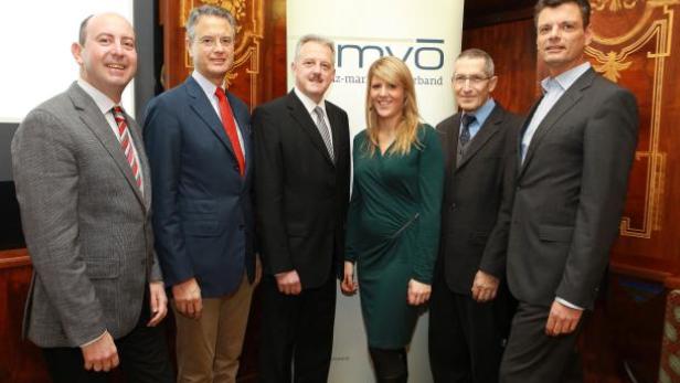 Robert Sobotka, Georg Kolm, Erich Mayer, Theres Ladstätter, Josef Redl und Werner Schediwy bilden das neu gewählte und bestätige Finanz-Marketing-Verband-Präsidium. (c: fmvoe)