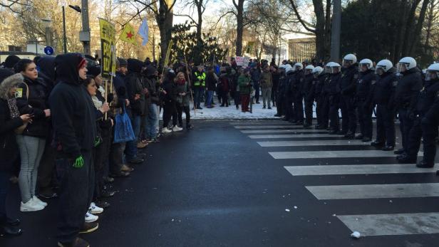 Pegida und Anti-Pegida in Linz. Am Sonntag findet eine Pegida-Demonstration in Bregenz statt.