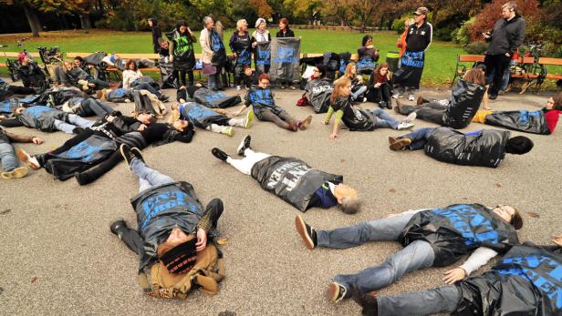 Flashmob im Wiener Stadtpark: Mit der Aktion bekundet Young Caritas ihre Solidarität mit den dortigen Obdachlosen, die vergangene Woche vertrieben wurden.