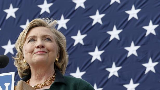 Hillary Clinton spricht vor einem Hintergrund mit Sternen.
