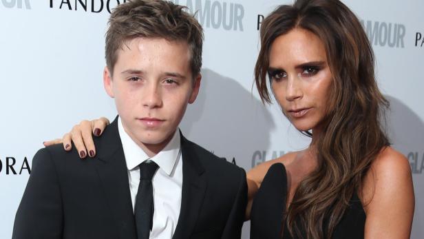 Victoria Beckham mit ihrem Sohn Brooklyn auf dem roten Teppich.