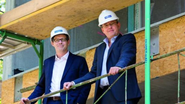 Hannes Horvath und Stephan Schmiedehausen, die Geschäftsführer von Durst-Bau, übergeben Ecker &amp; Partner die Kommunikation mit Stakeholdern. (c: durst bau)