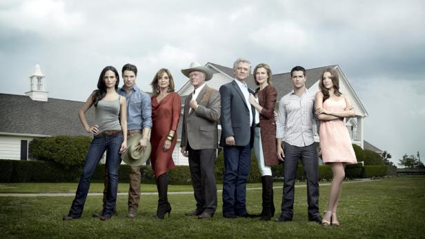 Das Cast der &quot;Dallas&quot;-Fortsetzung: Jordana Brewster, Josh Henderson, Linda Gray, Larry Hagman, Patrick Duffy, Brenda Strong, Jesse Metcalfe und Julie Gonzalo (v.l.n.r.)