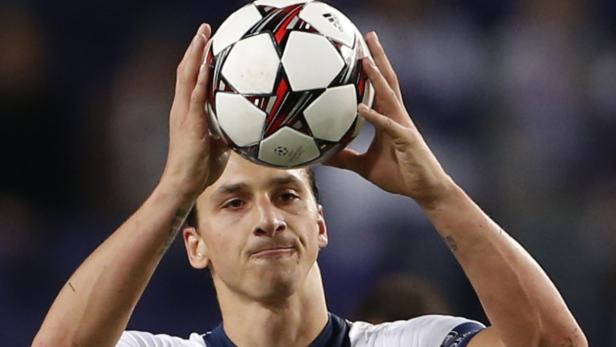 Zlatan Ibrahimović hält einen Fußball über seinen Kopf.