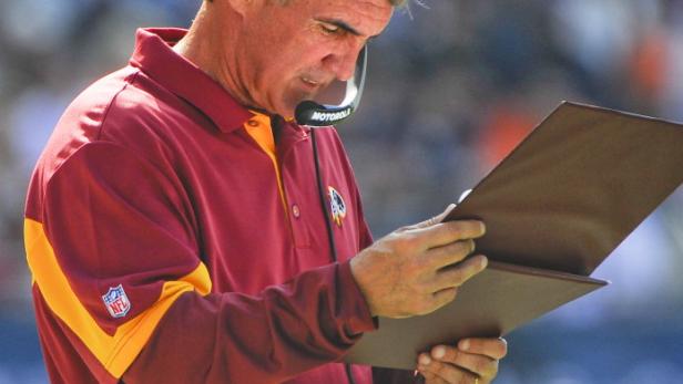 Mike Shanahan, der Trainer der Washington Redskins, blickt auf seine Notizen.