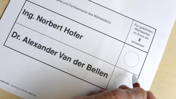 Ein Wahlzettel mit den Namen Norbert Hofer und Alexander Van der Bellen wird ausgefüllt.