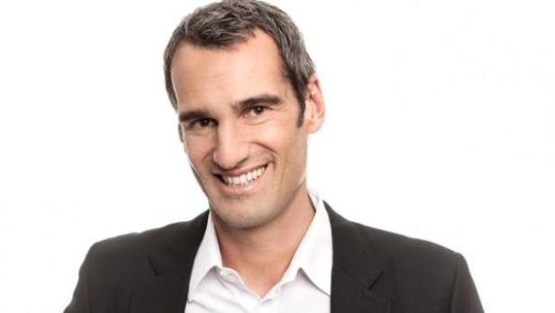 Thomas Schwabl, Gründer und Geschäftsführer Marketagent.com, steht vor der Panel-Öffnung in der Türkei. (c: puls4.com)