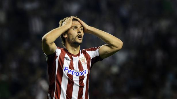 Athletic Bilbao&#039;s Fernando Llorente reacts during their Europa League Group I soccer match against Hapoel Kiryat Shmona at San Mames stadium in Bilbao September 20, 2012. REUTERS/Vincent West (SPAIN - Tags: SPORT SOCCER)