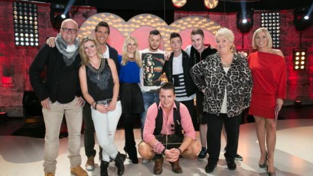 DJ Ötzi (Juror), Norbert Oberhauser (Puls 4-Moderator), Lukas Plöchl (Juror), Andreas Gabalier (Stargast), Stefanie Werger (Jurorin) und Johanna Setzer (Puls 4-Moderatorin) mit den &quot;Herz von Österreich&quot;-Siegern der ersten Show. (c: lachner harald)