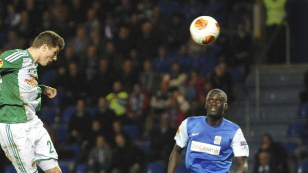 Höhenflug: Da staunte der Genker Mbodji, wie gelenk der Rapidler Marcel Sabitzer ist und wie hoch der vor dem Ausgleich sprang.