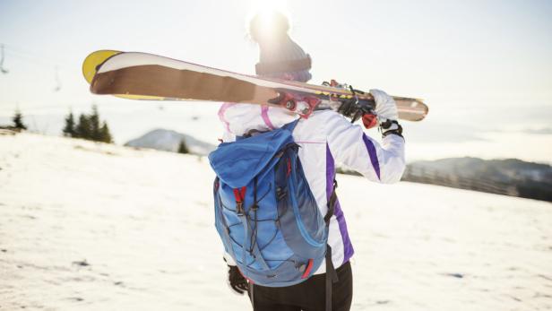 Wer sich aufs Skifahren vorbereitet, kann Verletzungen vermeiden.