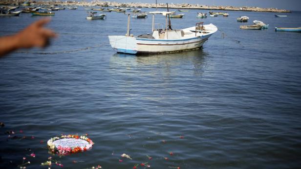 Blumen im Meer: Auf Lampedusa trauert man um die Toten des Flüchtlingsdramas.