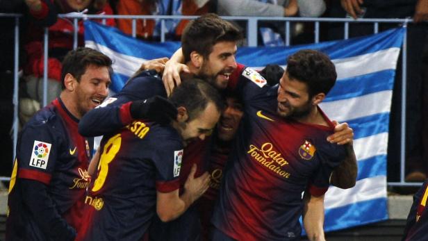 Barcelona&#039;s Gerard Pique (C) is congratulated by teammates after scoring a goal against Malaga their Spanish King&#039;s Cup quarter-final second leg soccer match at La Rosaleda stadium in Malaga, southern Spain January 24, 2013. REUTERS/Jon Nazca (SPAIN - Tags: SPORT SOCCER)
