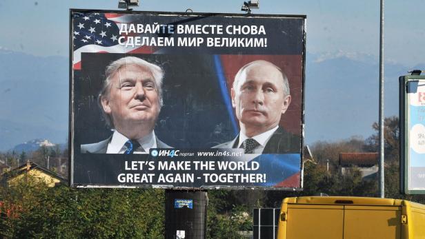 Ein Plakat mit Trump und Putin in Montenegro