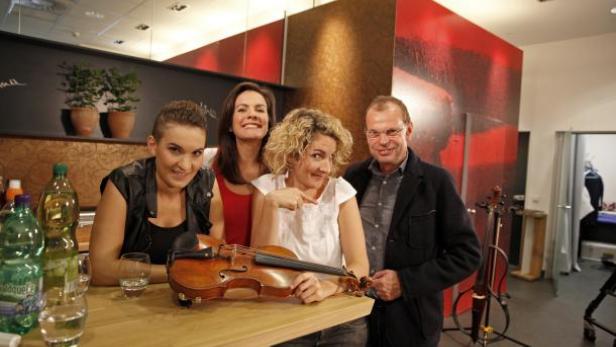 Die Dornrosen Katharina, Christine und Veronika Schicho mit Schau TV-Senderchef Rudolf Mathias in der Schau-Küche. (c: wallentin rene)