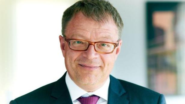 Alf Netek, Chief Marketing Officer Kapsch Group, vergibt die globalen Werbe-Aufgaben an Serviceplan Austria. (c: kapsch)