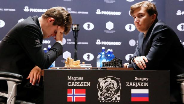 Carlsen und Karjakin bei Schach-WM weiter Kopf an Kopf