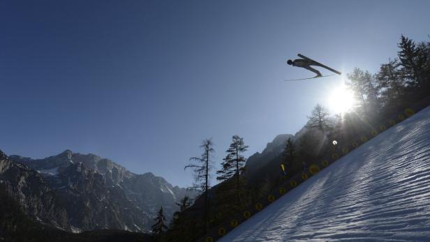 Anders Bardal of Norway soars through the air during the men&#039;s FIS World Cup ski jumping flying hill individual competition in Planica March 16, 2012. REUTERS/Srdjan Zivulovic (SLOVENIA - Tags: SPORT SKIING)