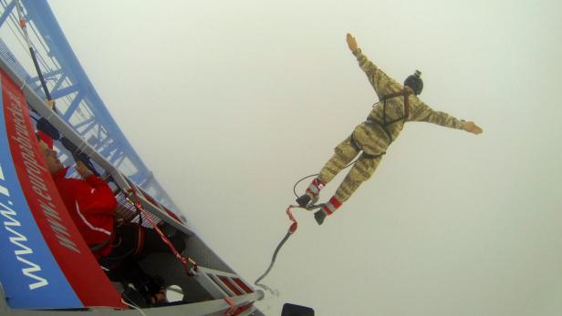 Der Soldat beim Weltrekordversuch im Bungee-Jumping am Wiener Heldenplatz.