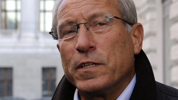 Nahaufnahme eines Mannes mit Brille und grauem Haar.