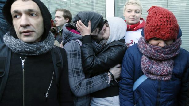 epa03554619 Russian gay rights activists kiss during unsanctioned protest in front of the Duma, Russia&#039;s lower house of parliament, in Moscow, Russia, 25 January 2013. The Russian parliament is due to hold its first reading on a &#039;homosexual propaganda&#039; law which was earlier postponed. The law, which is already passed in some cities including St. Petersburg, was put forward by the Kremlin and the Russian Orthodox Church and would incriminate people openly advocating gay rights. EPA/YURI KOCHETKOV