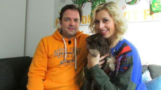 Martin Rütter, der V.I.P. Hundeprofi im Programm von Vox, gibt der Radio-Moderatorin Verena Kerth Erziehungstipps für ihre Coco Salami getaufte Hündin. (c: vox)